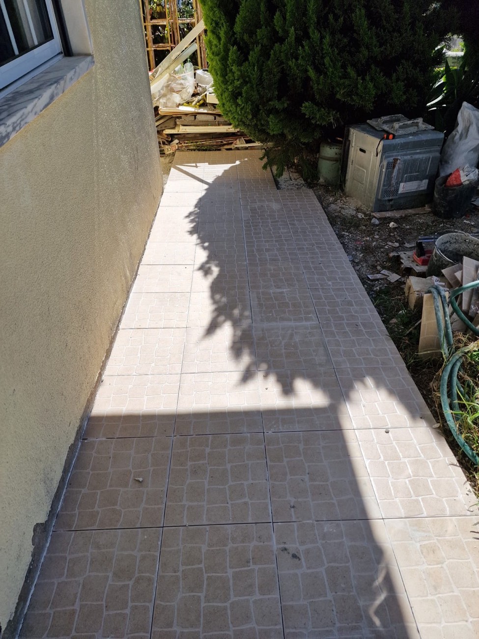 Caminho exterior revestido a mosaico cerâmico