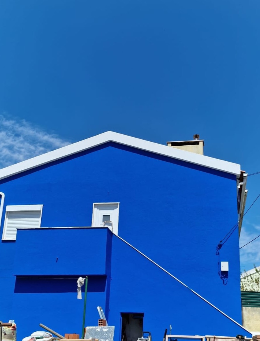 Casa pintada de azul forte por fora