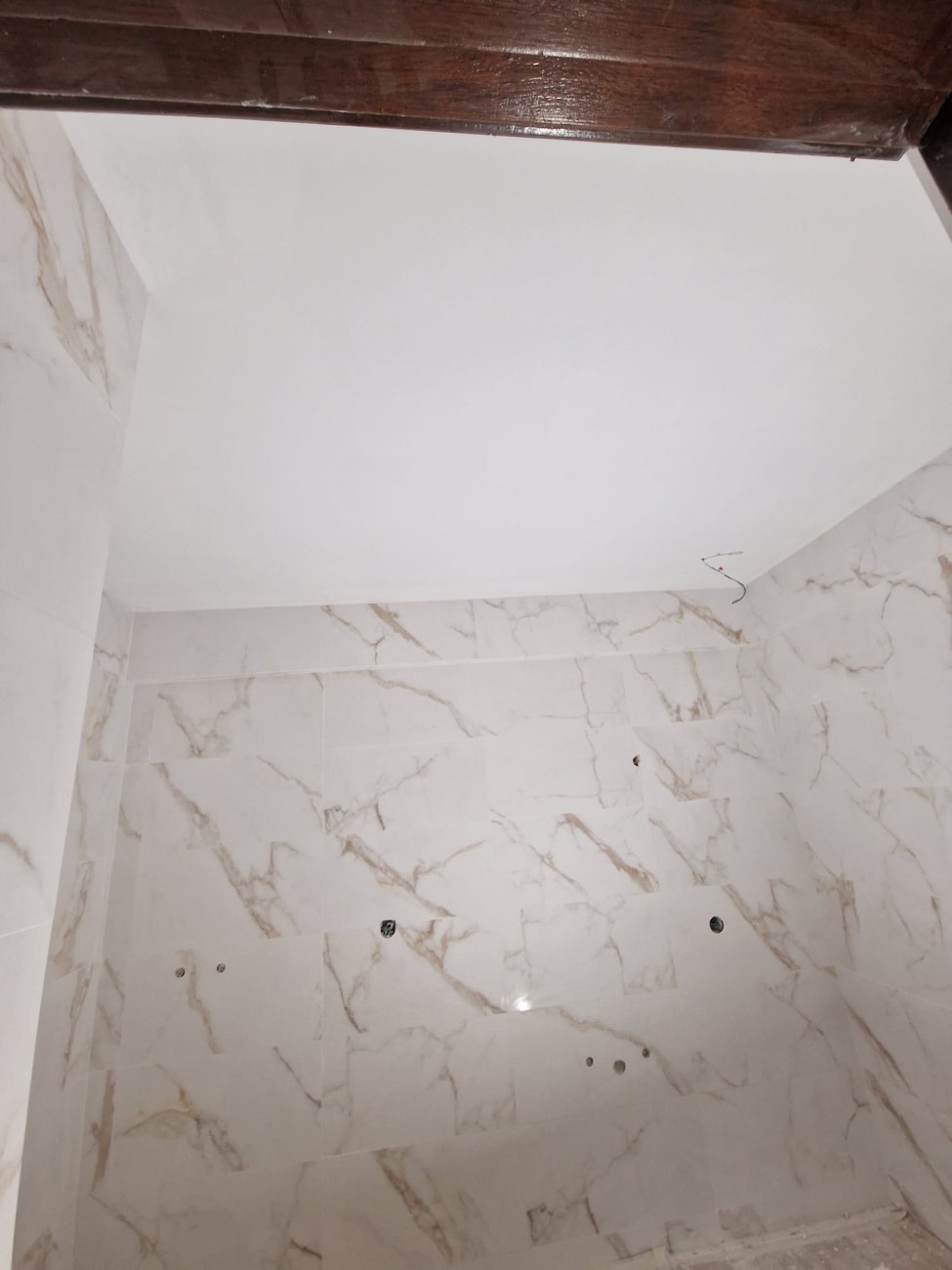 Casa de banho revestida a cerâmica imitação mármore