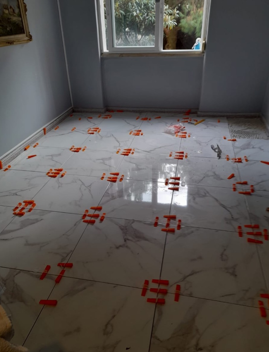 Pavimento cerâmico imitação mármore acabado de assentar, com niveladores