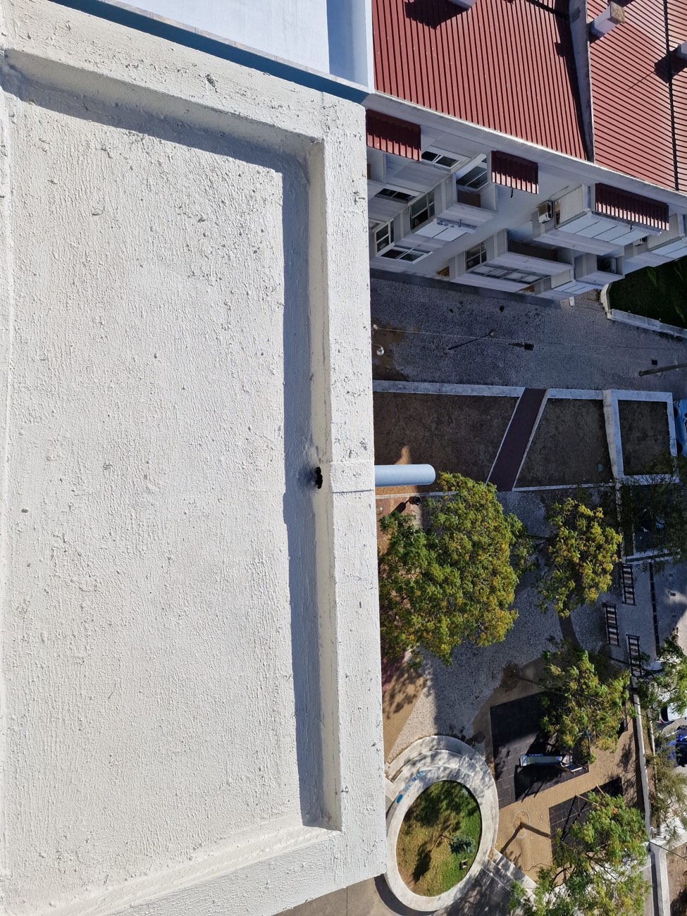 Topo de muro impermeabilizado e pintado de branco