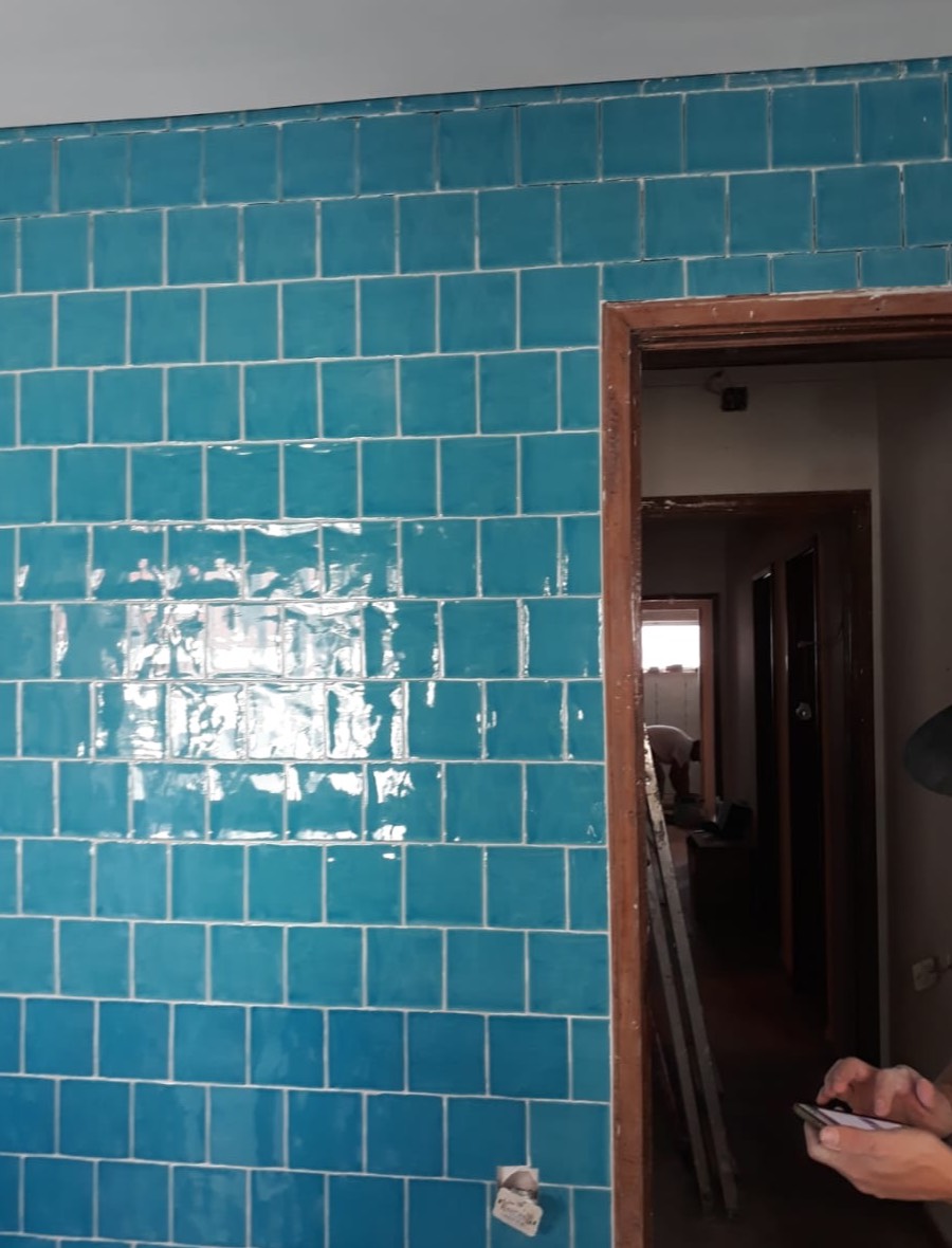 Parede revestida a azulejo verde-água brilhante