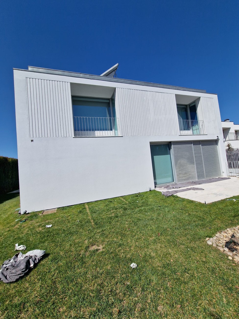 Moradia moderna branca pintada por fora