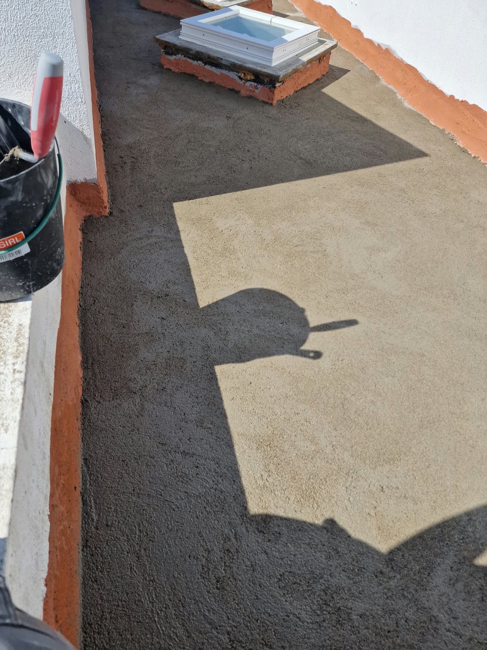 Terraço em cimento com claraboias, antes da impermeabilização