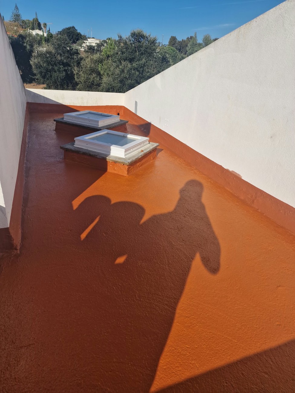Terraço impermeabilizado em tom terracota