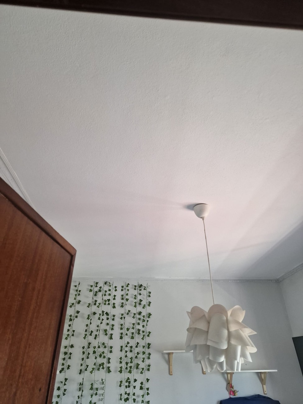 O mesmo teto tratado e pintado de branco